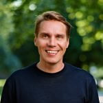 Antti Sipilä, OneMinStoryn toimitusjohtaja ja suunnittelija hymyilee kuvassa